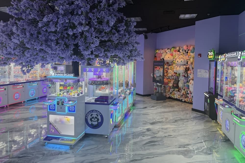 The arcade chain invites visitors to play claw machines to win prizes. (Tomer Ronen/Community Impact)