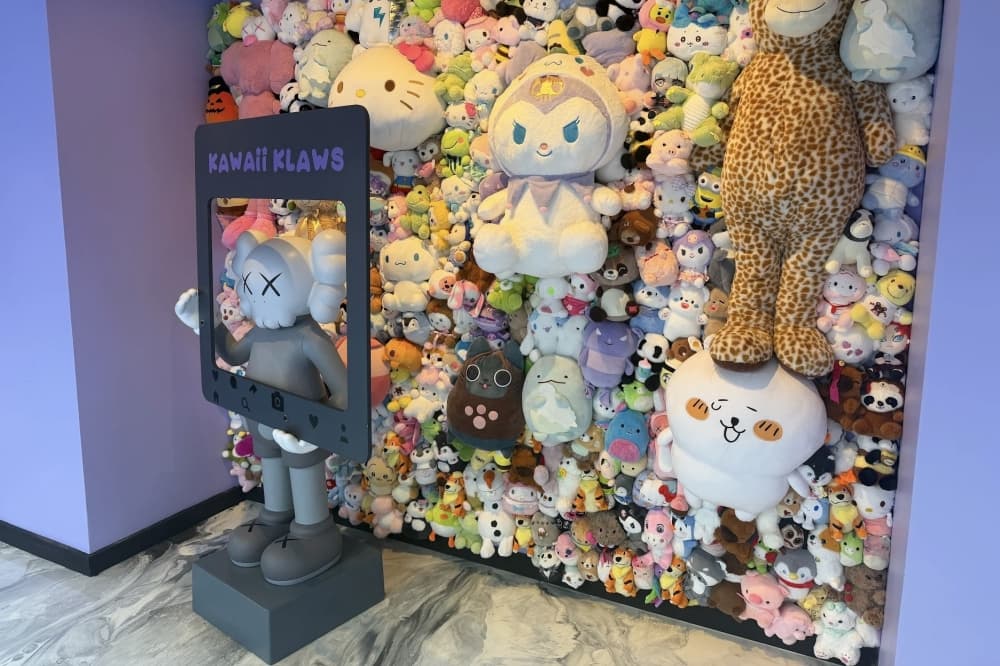 The arcade chain invites visitors to play claw machines to win prizes. (Tomer Ronen/Community Impact)