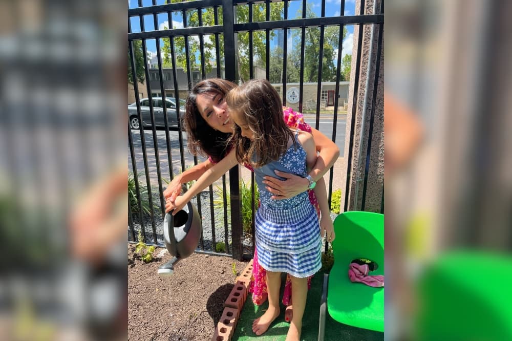 An image of the founder and her daughter. 