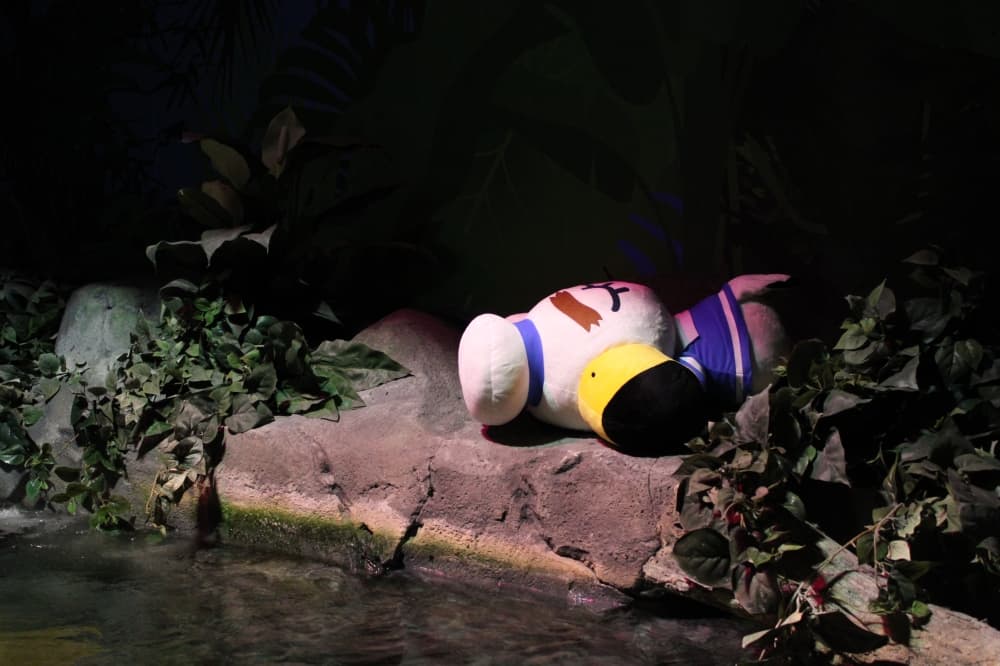 A Gulliver plush lies near one of the exhibitions at SeaLife Grapevine. (Patricia Ortiz/Community Impact)