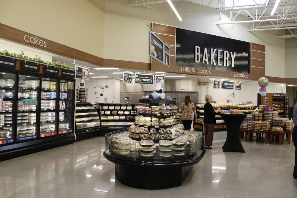 The bakery includes bread, ice cream cakes, pastries and decorated cakes. (Heather McCullough/Community Impact)