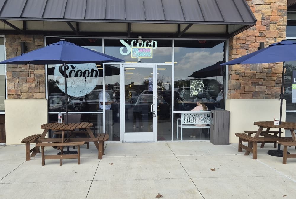 The Scoop N Scootery provides two shaded picnic tables outside its Fort Worth location. (Patricia Ortiz/Community Impact)