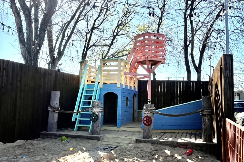 Shuck Me has outdoor seating, a playground and games on the property. (Gabby Bailey/Community Impact)