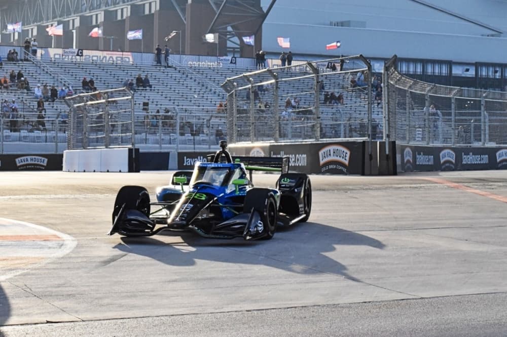 Marcus Ericsson driving a car 