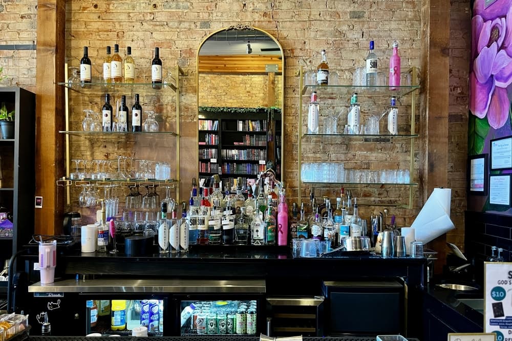 The Plot Twist has a full bar onsite with cocktails, mocktails, wine and beer. Many of the cocktail and mocktail names are an ode to the romance genre. (Gabby Bailey/Community Impact)