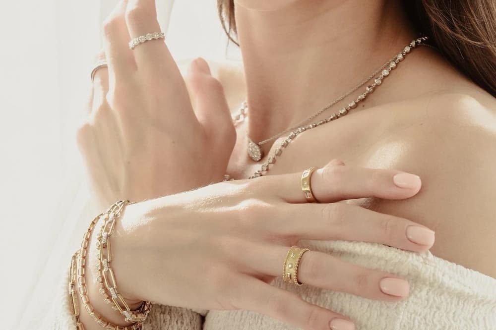 modeling jewelry