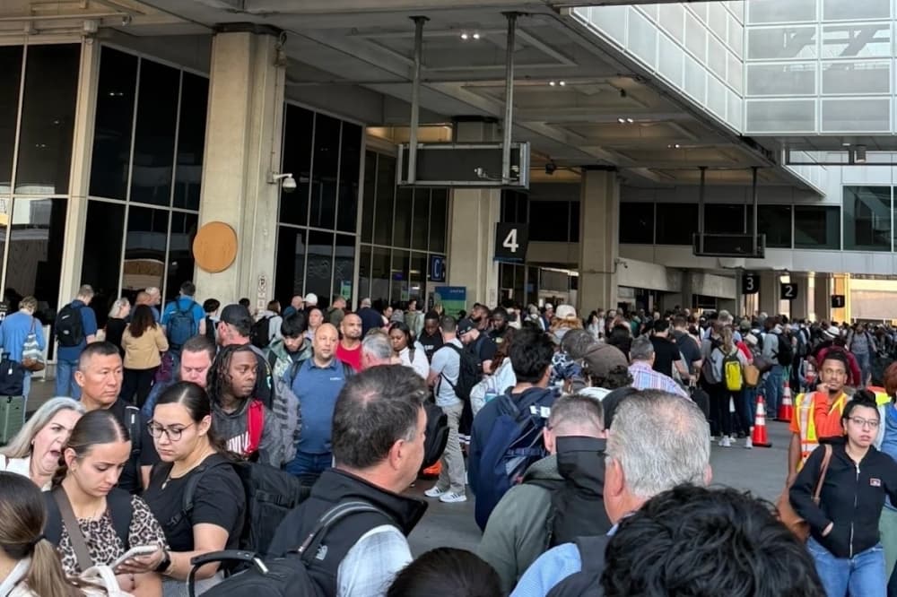 Longer wait times continue at Houston airports; ICE agents assist TSA operations