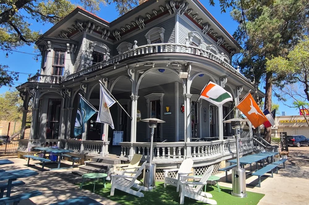 Freddo coffee shop reopens as Walter's Tavern sport bar in South Austin