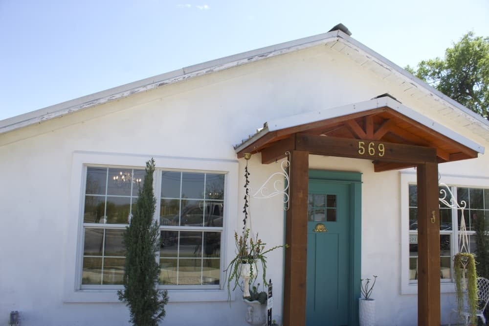 Facials, sound baths: Inside Buda's Siren beauty and wellness boutique