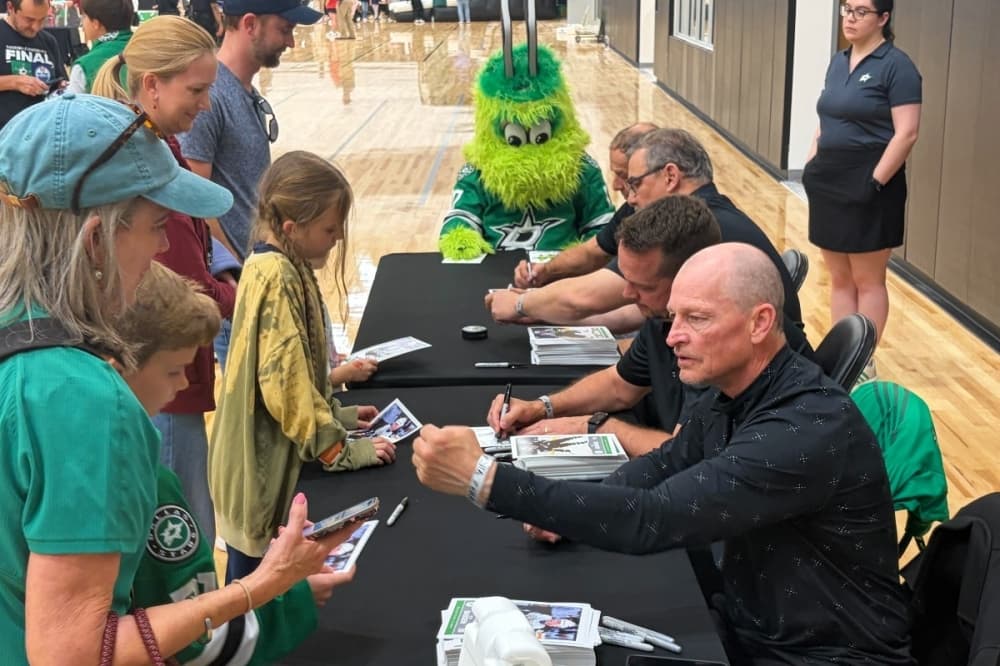 kids getting autographs from Dallas Stars' alumni and Dallas Pulse players
