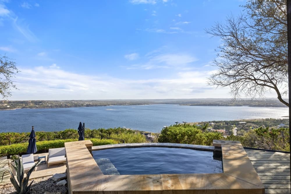 hot tub overlooking the Lake Travis