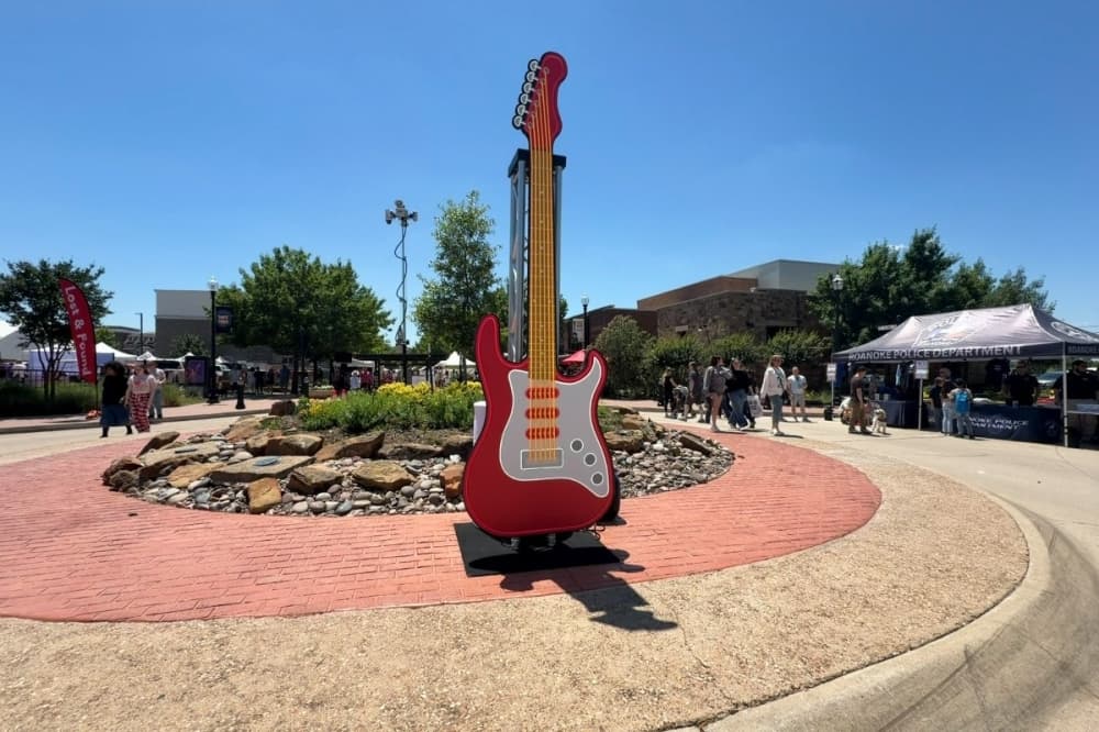 giant guitar 