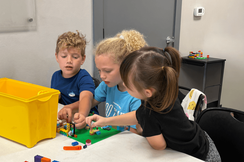 kids building legos