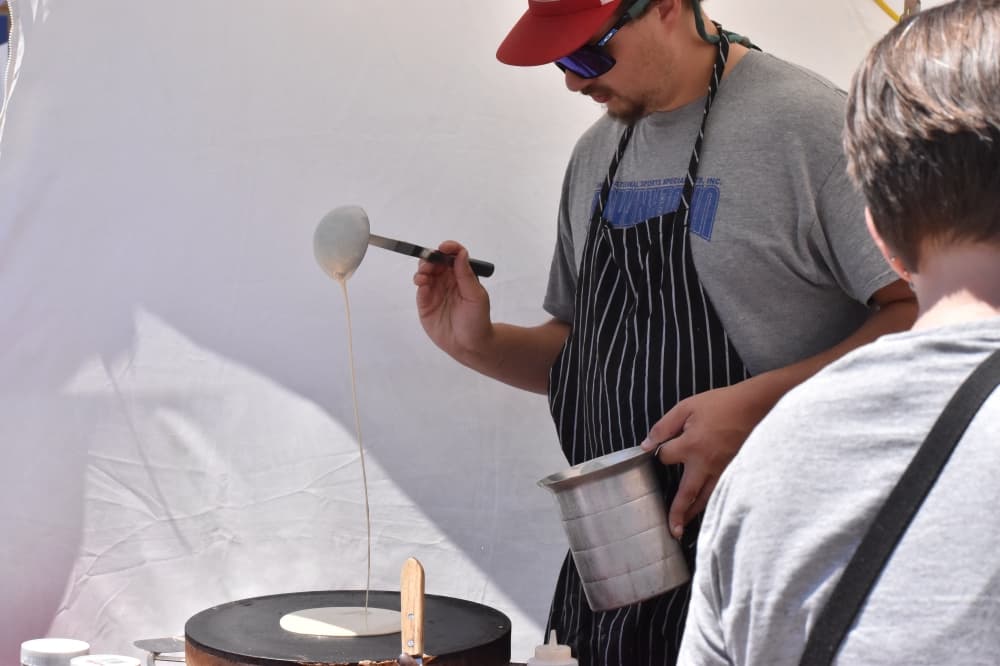 Main pouring crepes