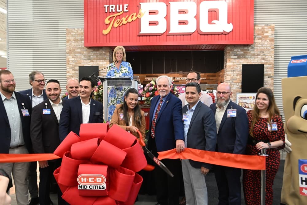 H-E-B and local officials cut the ribbon at the Euless H-E-B May 19.