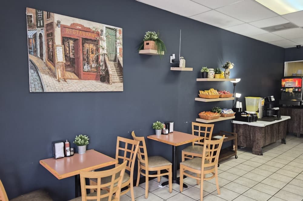 Sourdough Bread Deli has tables for customers to eat indoors. (Patricia Ortiz/Community Impact)