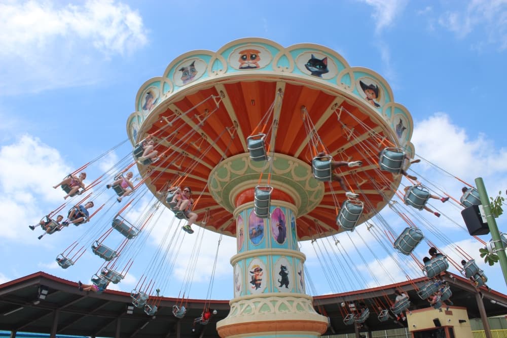 Riders ride the Swings Over Del Mar at Universal Kids Resort in Frisco on June 18. (Samantha Douty/Community Impact)