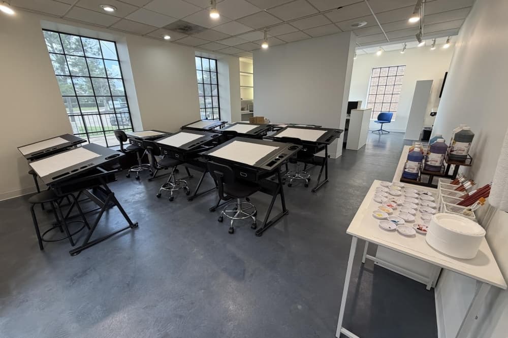 The school's classes focus on drawing and painting. (Courtesy Jennellepee Art School)