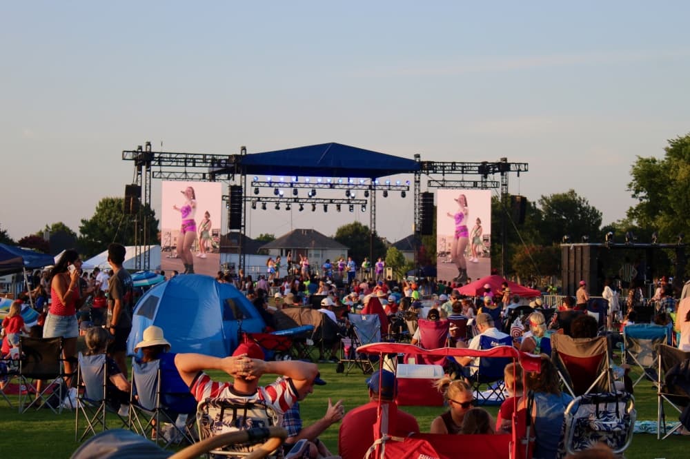 People watching live music