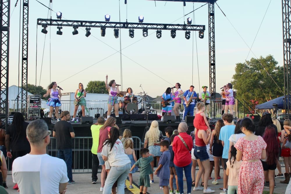 People watching live music