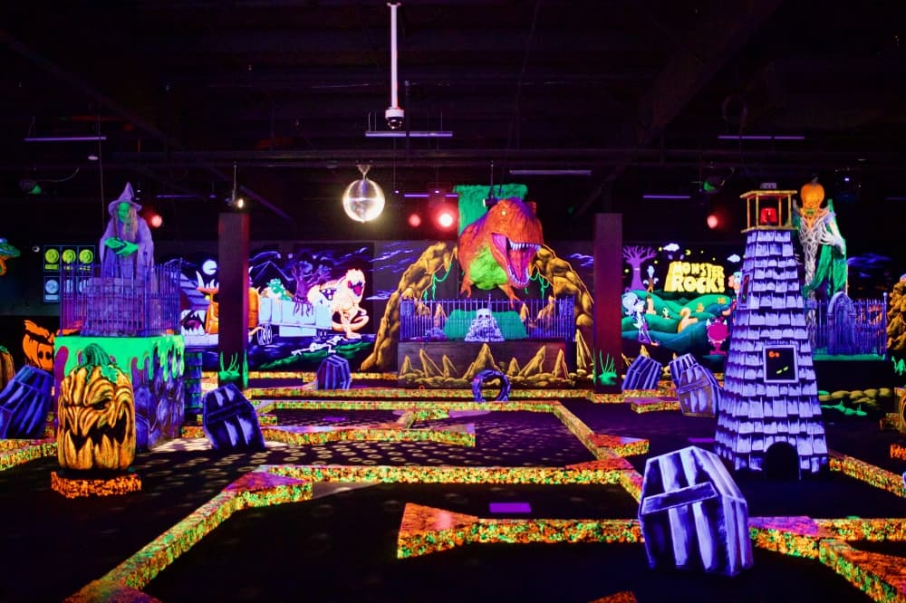 The first 100 people to show up to the grand opening July 4 received a free round of mini golf and an arcade game card. (Jennifer Siciliano/Community Impact)