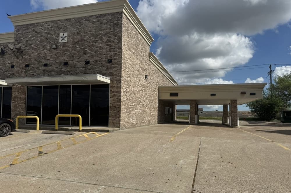 Liquor and drive-thru store opens in La Marque, offering wine delivery service