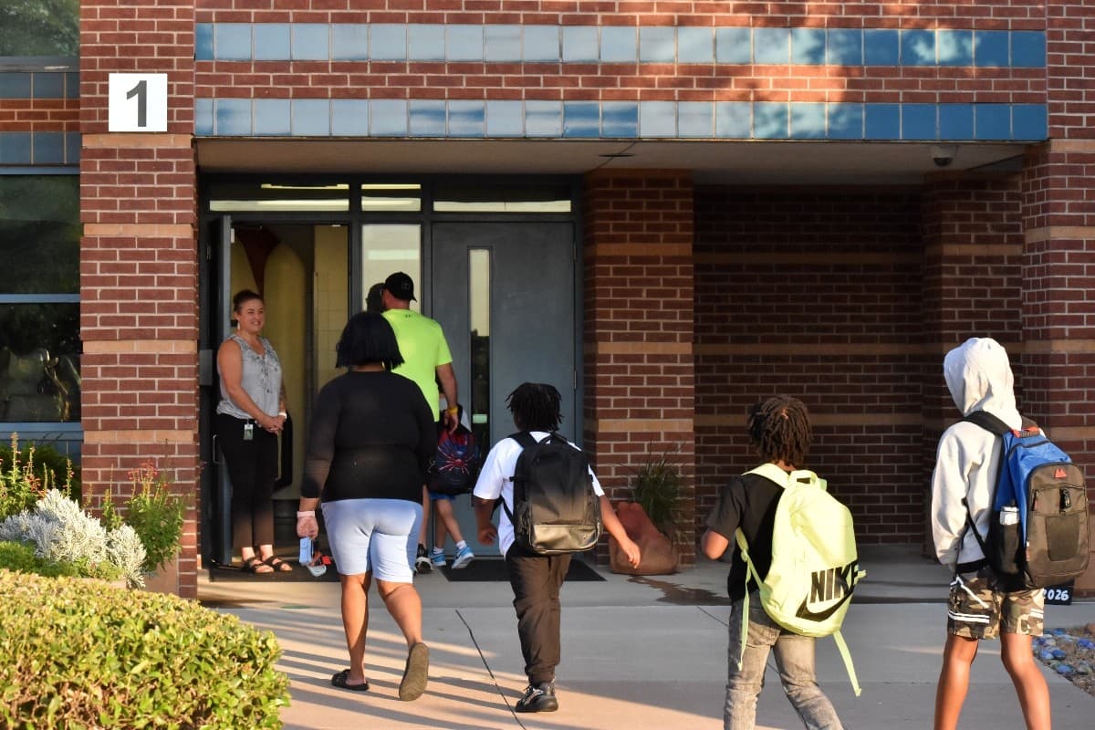 students walking into school 
