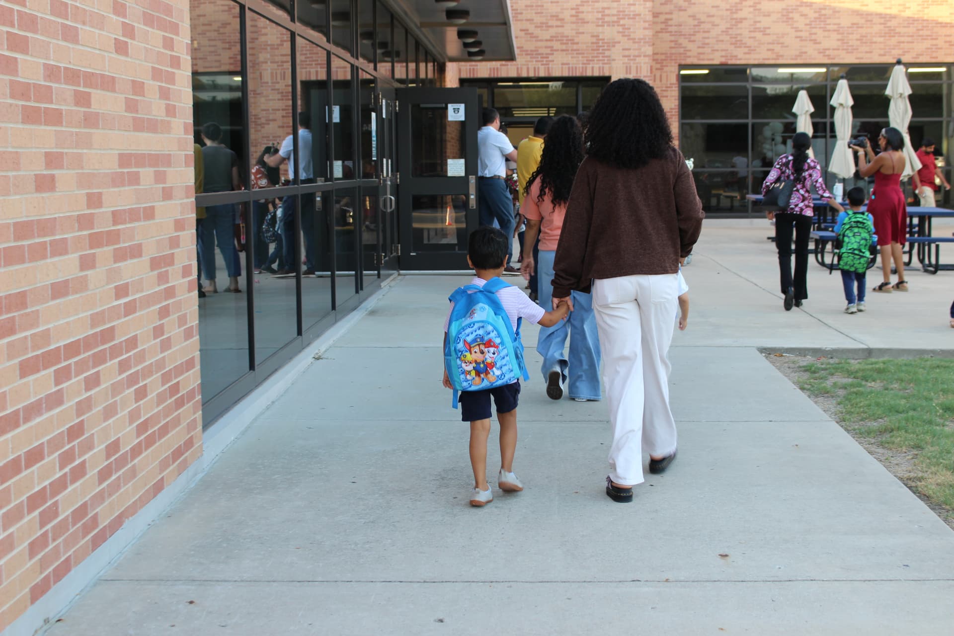 Parents walk students to class at Talley Elementary School on the first day of classes on Aug. 12. (Samantha Douty/Community Impact)