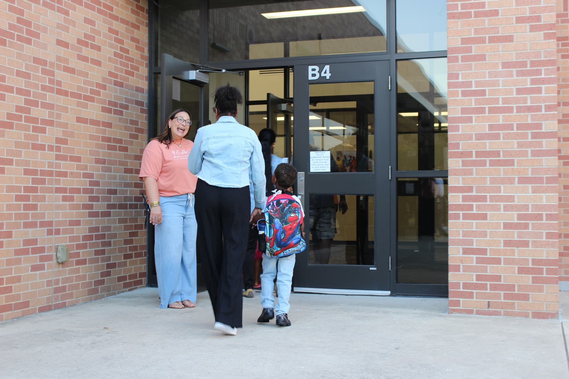 A student walk into Talley Elementary School on Aug. 12. (Samantha Douty/Community Impact)