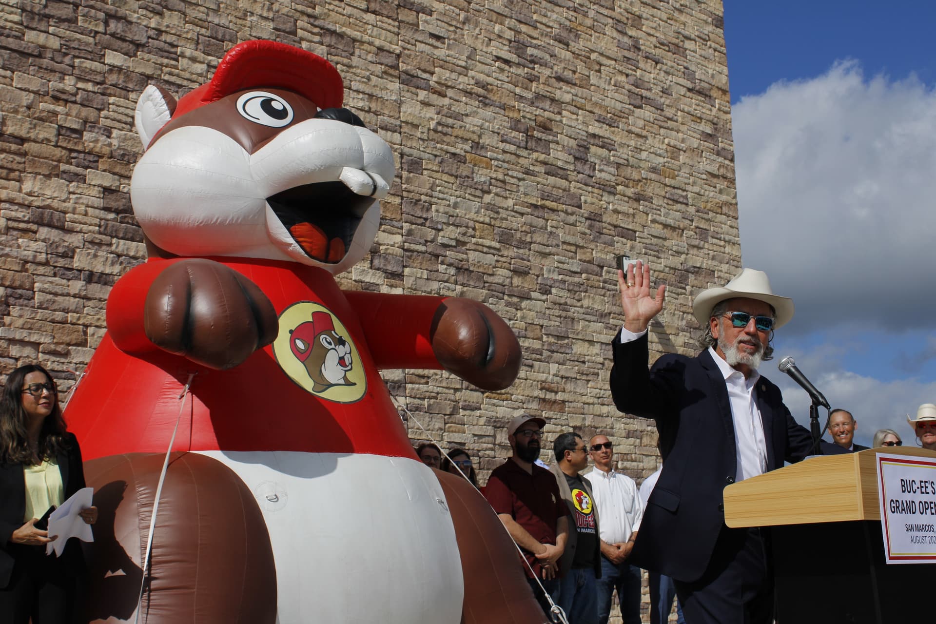 Buc-ee’s in San Marcos officially opens to large crowds of customers