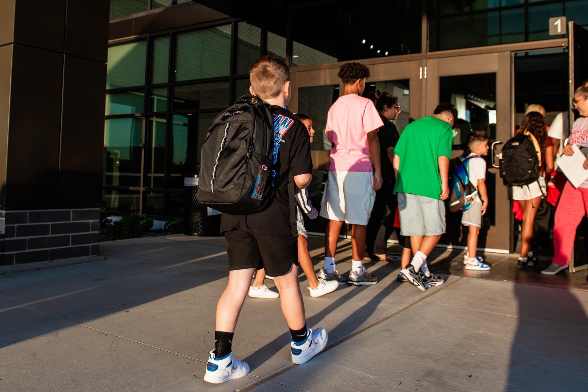 Students walk into Romer Elementary School. Construction on the brand-new campus finished this summer. (Sara Carpenter/Community Impact)