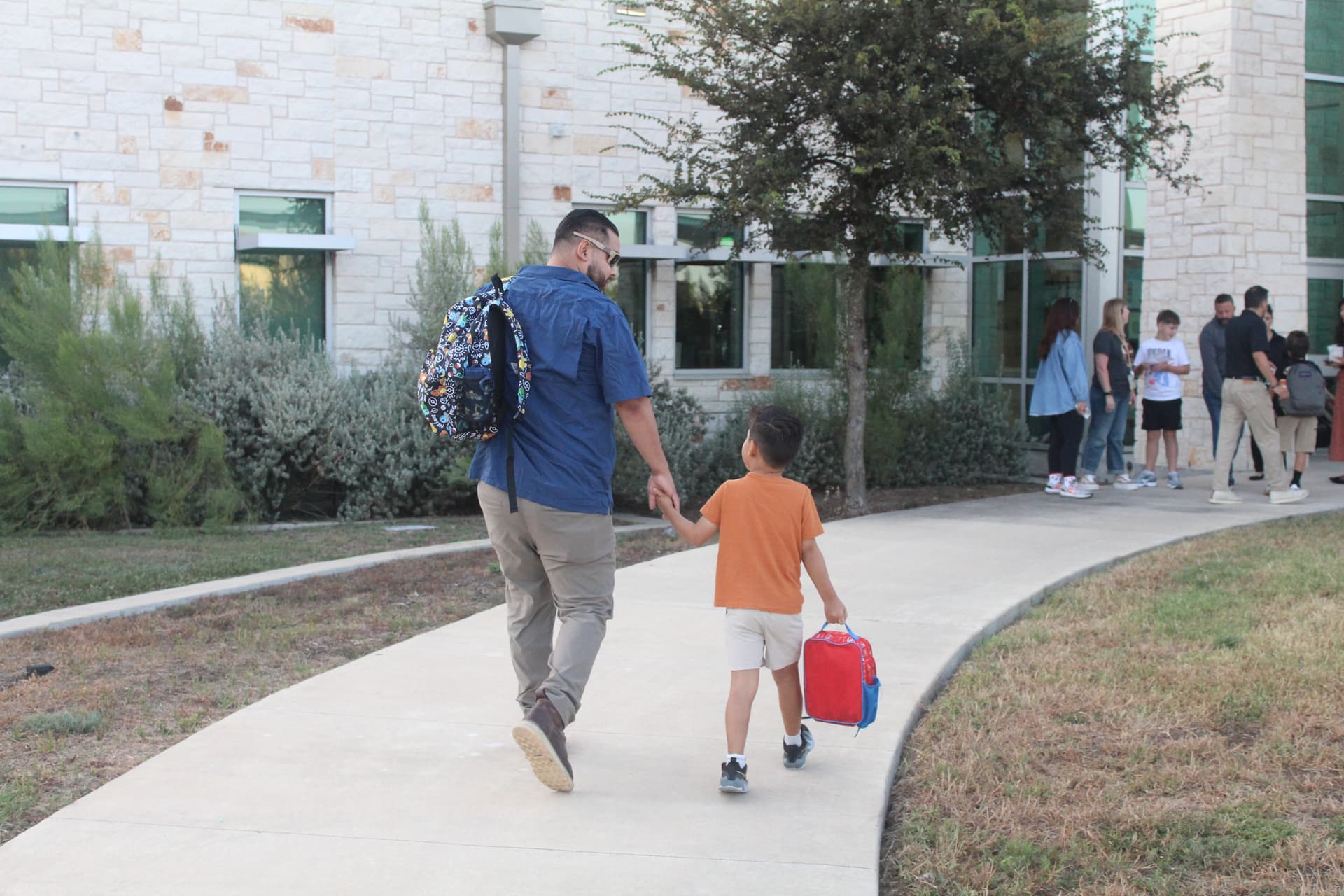 A parent walks their student into school at Carpenter Elementary School in Pflugerville. (Jillian Nachtigal/Community Impact)