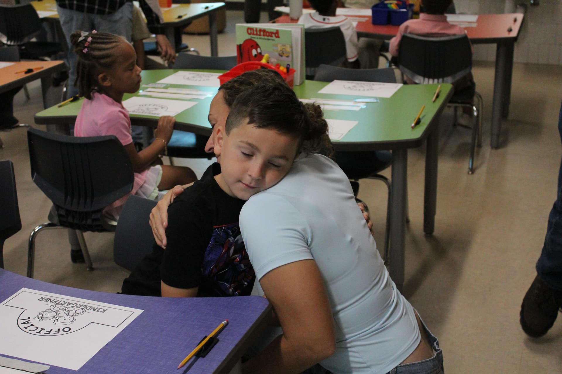 A student at Carpenter Elementary School hugs his mom goodbye on the first day of school. (Jillian Nachtigal/Community Impact)
