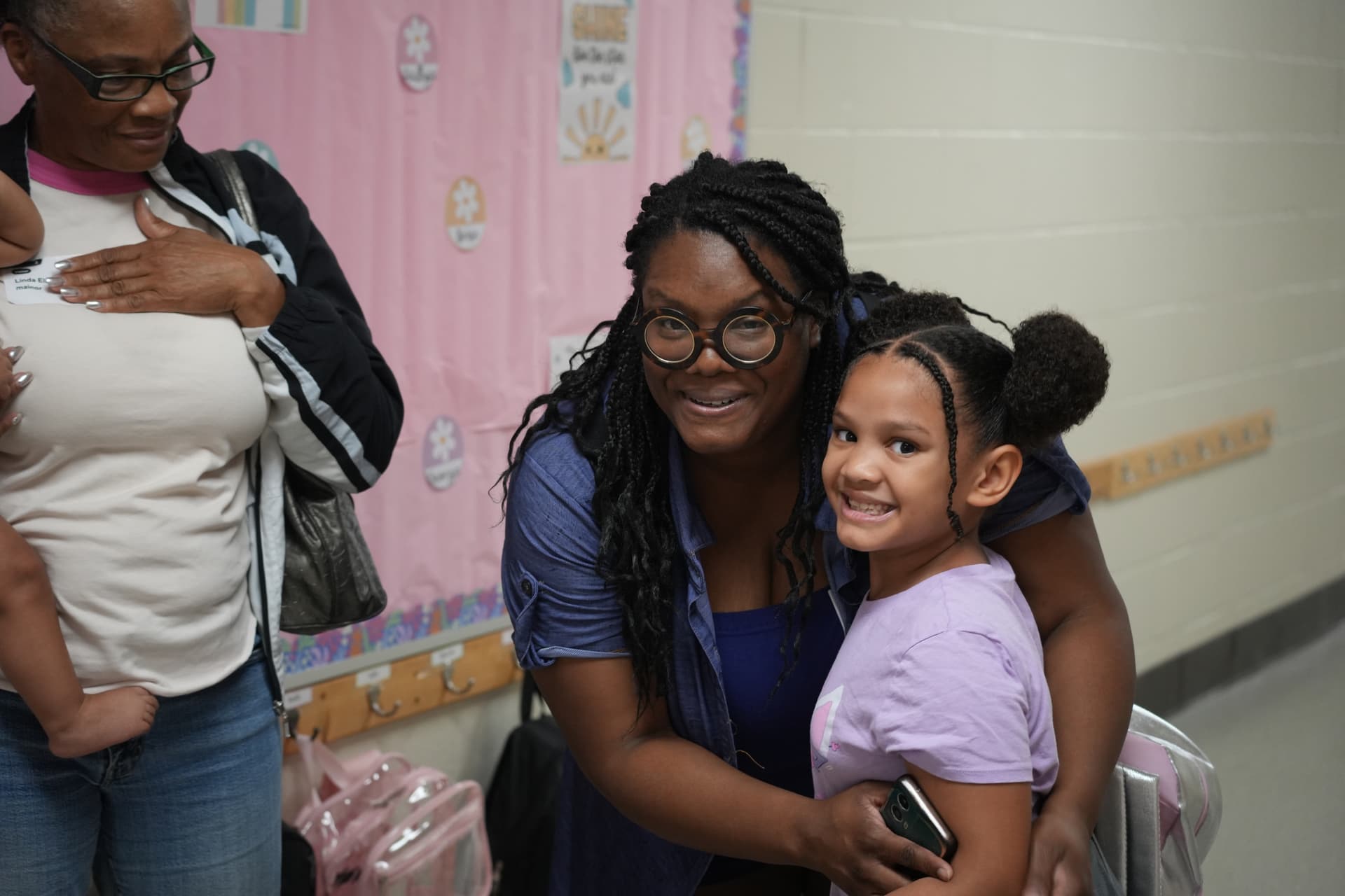 A parent drops off her student at Hutto Elementary School. (Courtesy Hutto ISD)