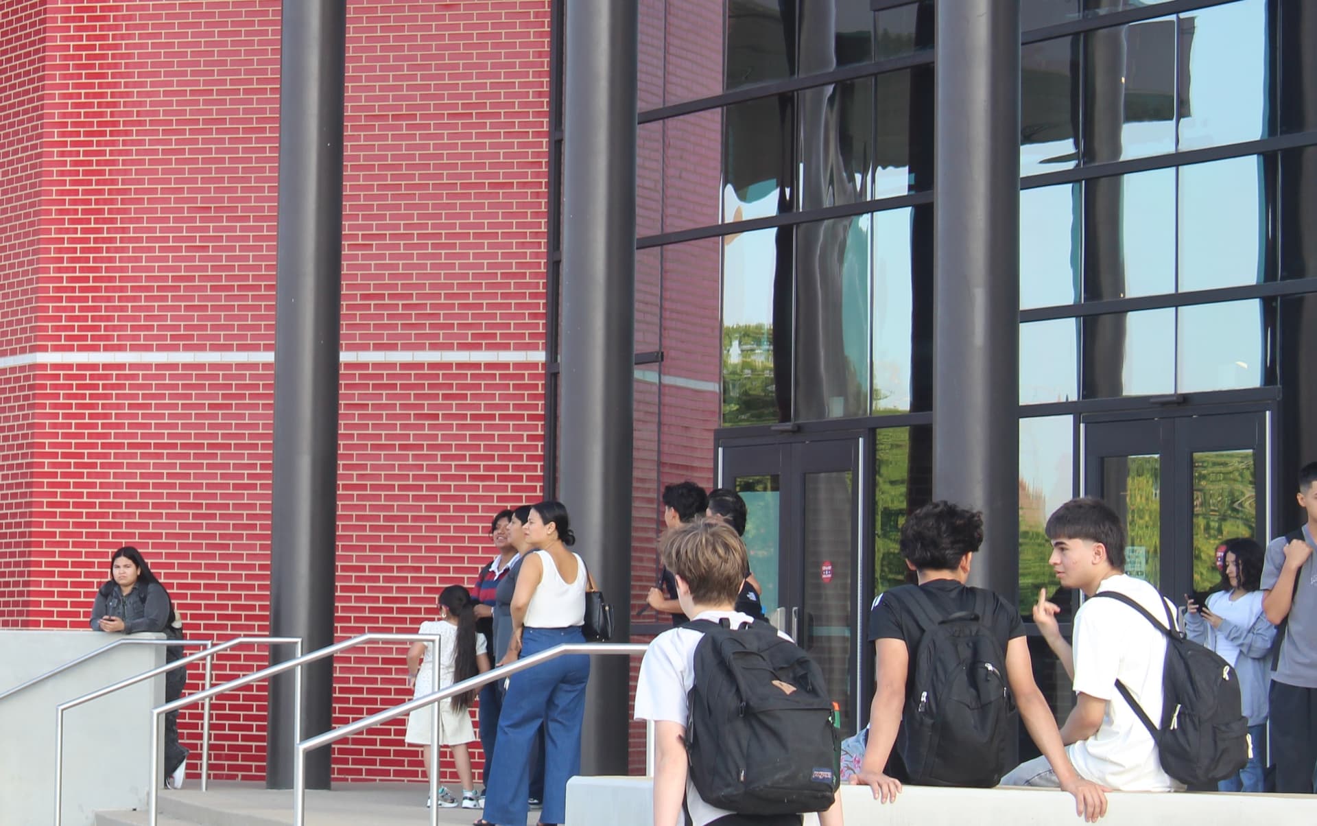 Students arrive at J.J. Pearce High School for the first day of school on Aug. 12. (Isabella Zeff/Community Impact)