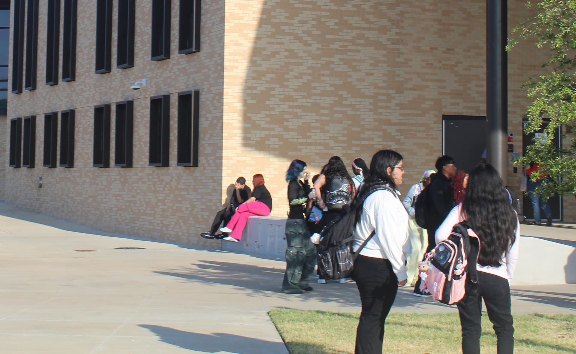 Students arrive at J.J. Pearce High School for the first day of school on Aug. 12. (Isabella Zeff/Community Impact)