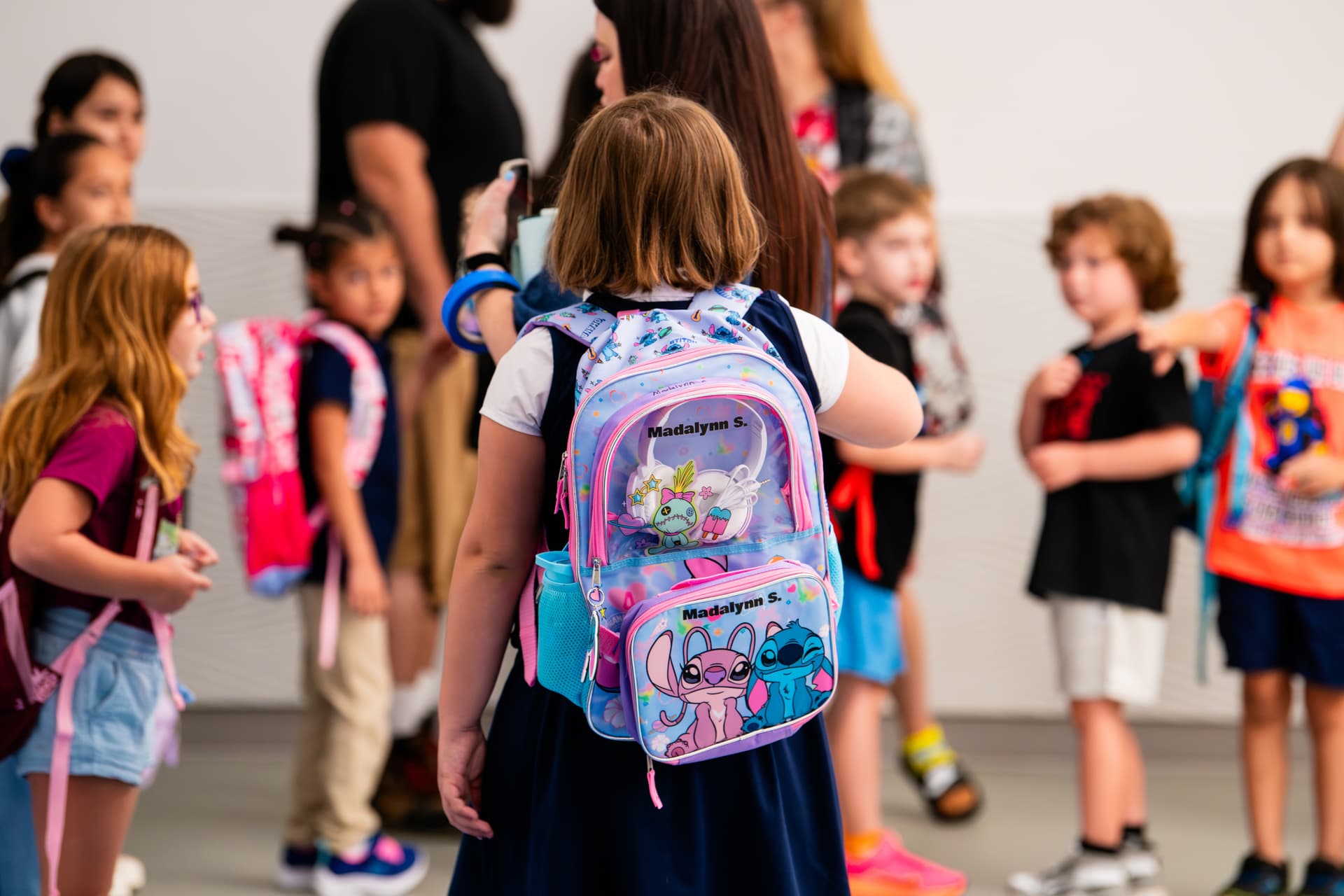 Students walk the halls of Borman Elementary School during the first day of school on Aug. 13. (Sara Carpenter/Community Impact)