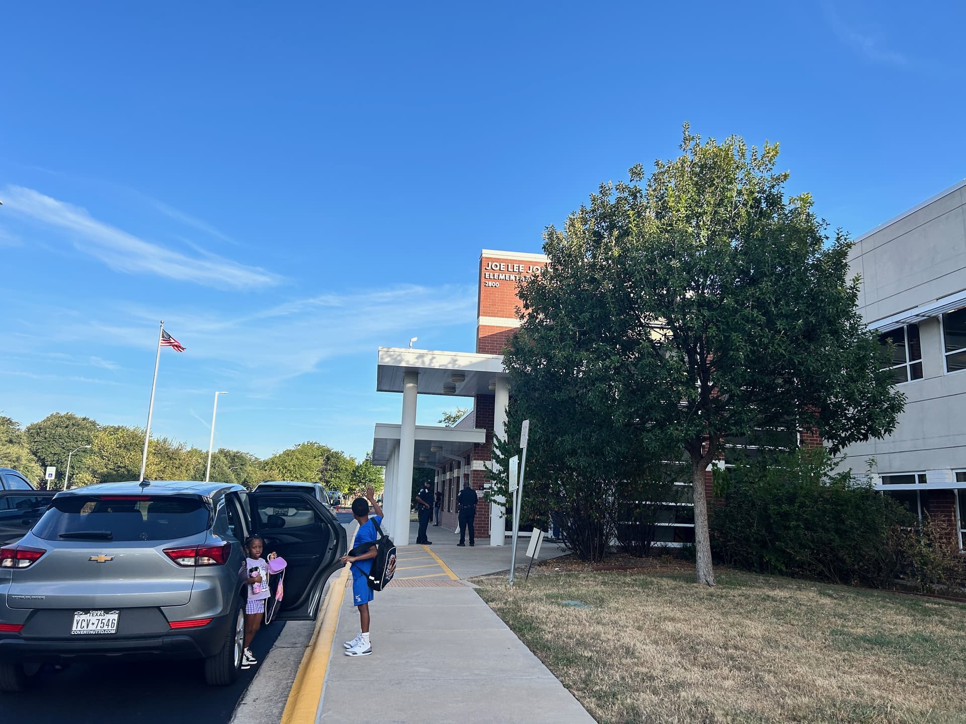Parents drop off students at Joe Lee Johnson Elementary School on the first day of school. (Brooke Sjoberg/Community Impact)