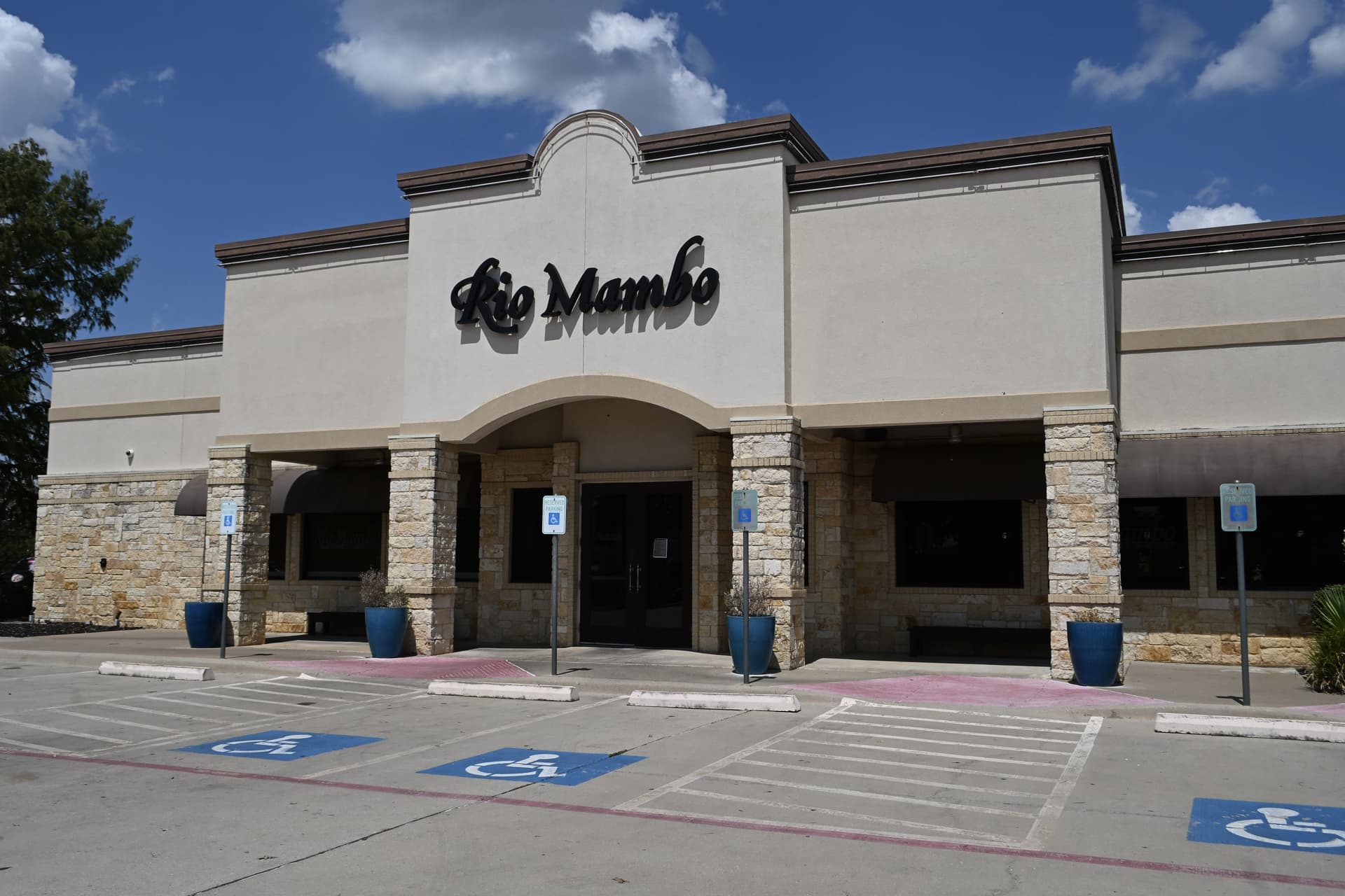 Rio Mambo closes in Colleyville