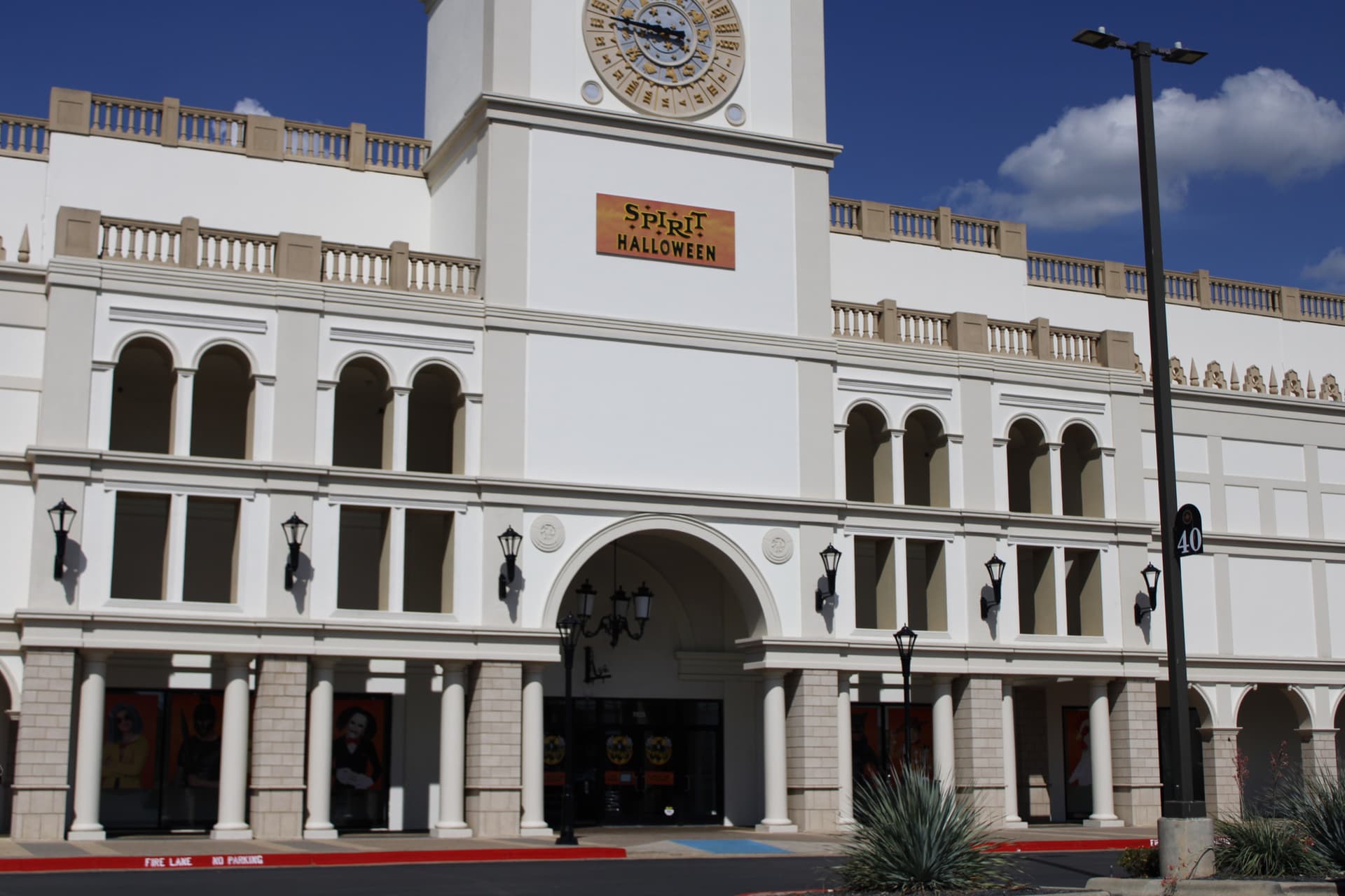 Holiday season kicks off in San Marcos with Spirit Halloween opening