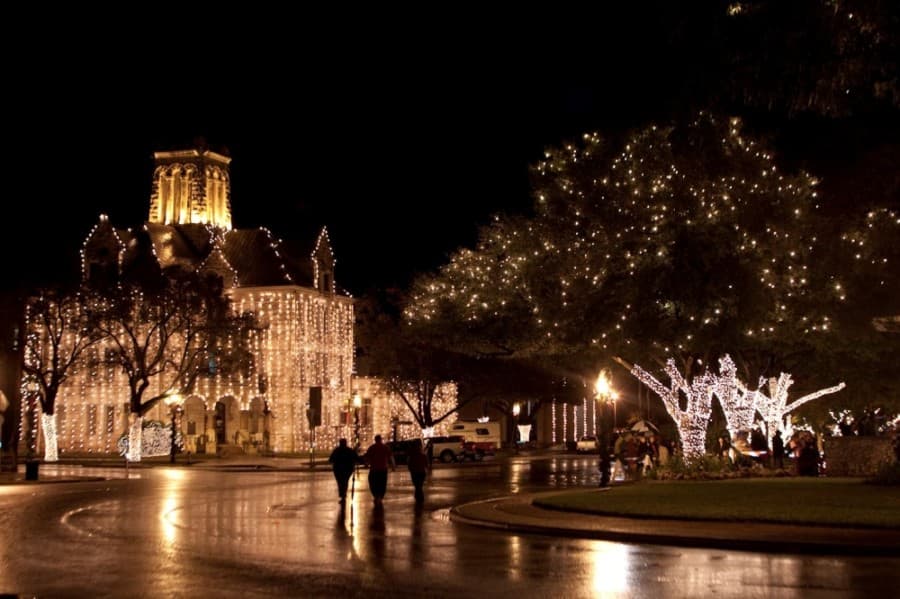 New Braunfels to host virtual tree lighting, socially distanced pictures with Santa