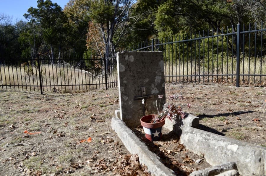 Residents protect graves of first Williamson County judge and his family