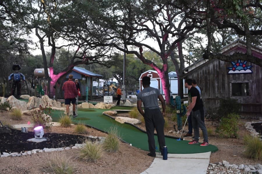 New minigolf and entertainment center opens in Dripping Springs