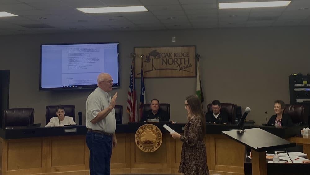 Rick Moffatt sworn in during Oak Ridge North Sept. 20 meeting to replace Council Member Tom Coale after resignation