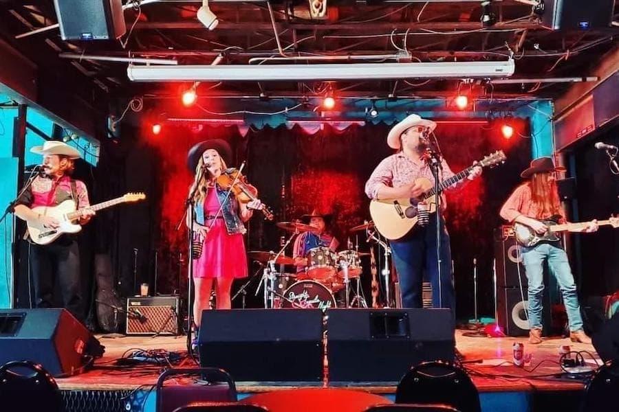 Relive 1990s country radio, play trivia and more things to do in Lake Highlands, Lakewood