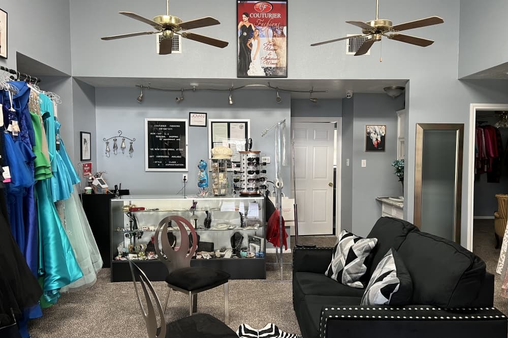 Couturier Fashions is open in Willis