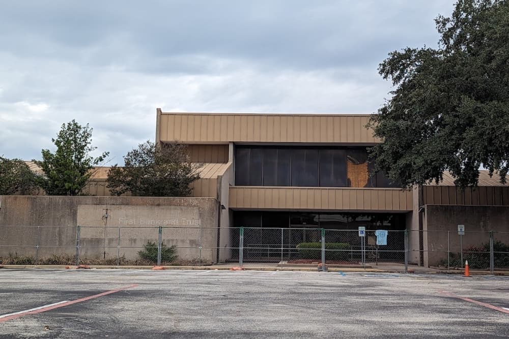 Tomball council approves purchase of former bank property for possible City Hall site