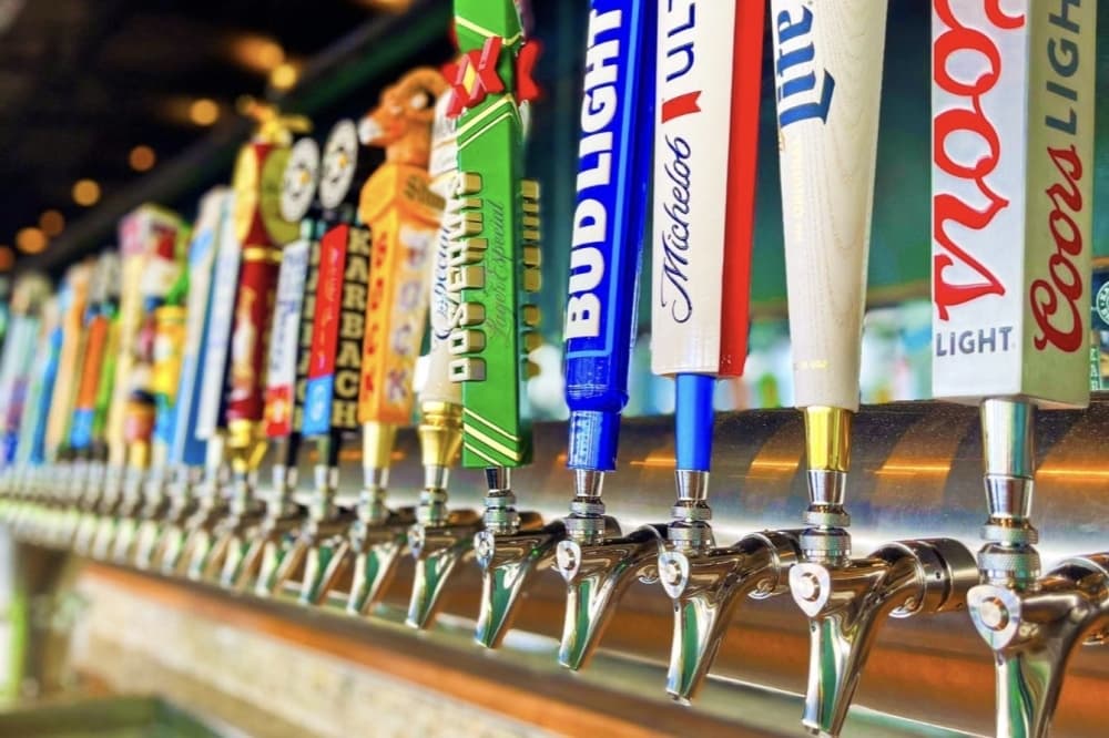 Little Woodrow's sports bar opens in Webster