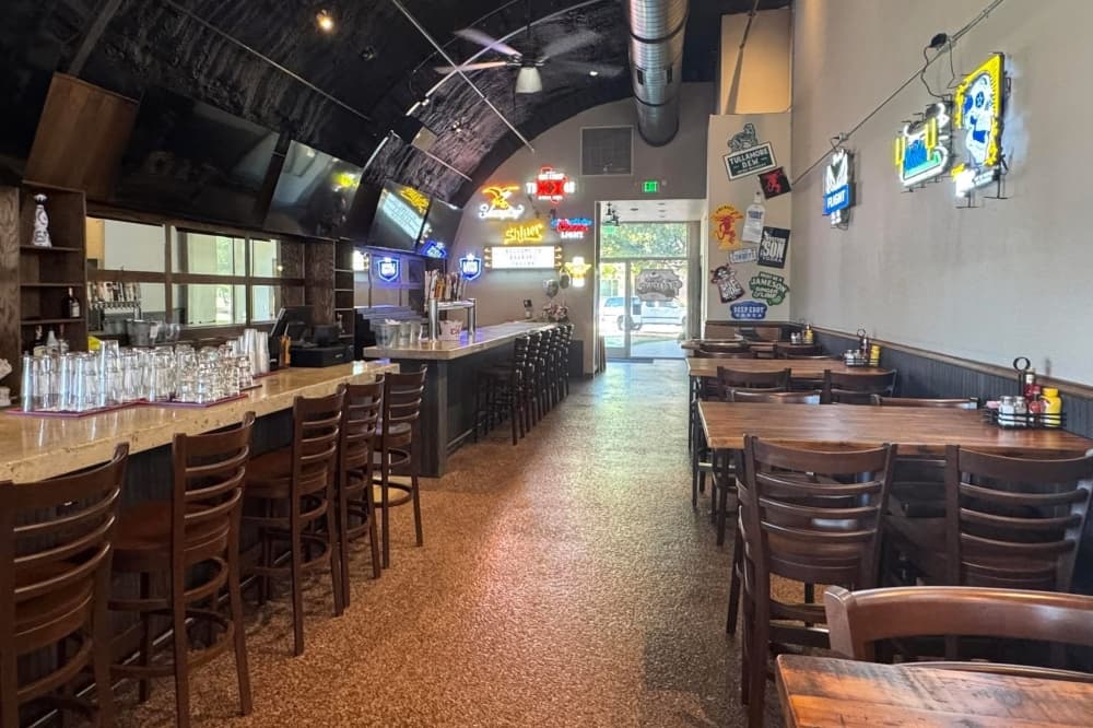 Roanoke Tavern offers craft burgers, Philly cheesesteaks, tavern bites on Oak Street
