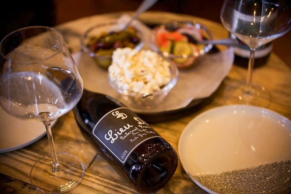 Pluto’s Wine Bar uncorks in downtown Bastrop